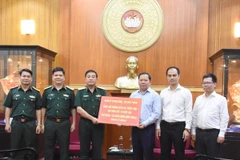 Thừa ủy quyền của Quân ủy Trung ương, Bộ Quốc phòng, Thượng tướng Trương Thiên Tô trao 10 tỷ đồng hỗ trợ đồng bào bị thiệt hại do bão, mưa lũ. (Nguồn: Báo Quân đội Nhân dân)