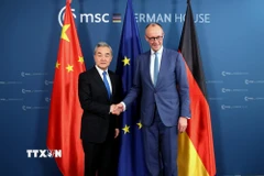 Thủ tướng Đức Friedrich Merz và Bộ trưởng Ngoại giao Trung Quốc Vương Nghị tại cuộc gặp ở Munich, Đức, ngày 14/2/2025. (Ảnh: THX/TTXVN)