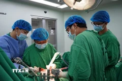 Êkíp các bác sỹ thực hiện ca phẫu thuật. (Ảnh: TTXVN phát)