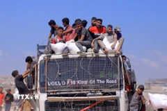 Người dân Palestine nhận hàng viện trợ tại Beit Lahia, Dải Gaza ngày 1/8/2025. (Ảnh: THX/TTXVN)