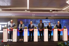 Các đại biểu thực hiện nghi thức khai trương Văn phòng mới của Marvell tại Etown 6, Thành phố Hồ Chí Minh. (Ảnh: Tiến Lực/TTXVN)