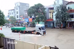 Đường Lương Ngọc Quyến, phường Phan Đình Phùng (Thái Nguyên) bị ngập sâu trong nước. (Ảnh minh họa: Trần Trang/TTXVN)