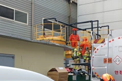 Lính cứu hỏa kiểm tra hiện trường sau vụ rò rỉ khí gas tại một nhà máy sản xuất linh kiện bán dẫn ở quận Michuhol, Incheon ngày 9/9. (Ảnh: koreajoongangdaily)