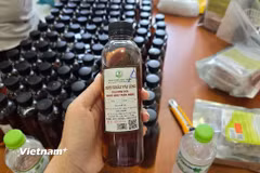 Sản phẩm rượu hỗ trợ sinh lý Kháu Vài Lèng giả do Diễn và đồng bọn sản xuất.