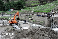 Lực lượng cứu hộ khắc phục hậu quả lũ lụt tại vùng Gilgit-Baltistan, miền Bắc Pakistan, ngày 24/7/2025. (Ảnh: THX/TTXVN)