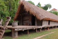 Nhà dài Ê Đê được dựng trên cơ sở nhà của gia đình bà H’Đách Êban (người Êđê Kpạ) làm năm 1967 ở buôn Ky, tỉnh Đắc Lắc. Nhà dài 42,50m, sàn cao 1,10m và rộng 6m; có gần 300 hiện vật được trưng bày tại đây. (Nguồn: Bảo tàng Dân tộc học Việt Nam)