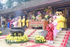 Các nữ quan thực hiện lễ dâng hương, hoa tưởng nhớ, tri ân công đức Tổ Mẫu Âu Cơ. (Ảnh: Nguyễn Thảo/TTXVN)