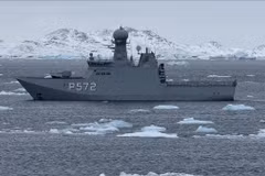 Tàu Hải quân Hoàng gia Đan Mạch tuần tra quanh đảo Greenland ngày 16/3/2025. (Ảnh: AA)