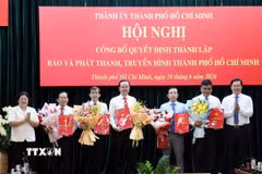 Lãnh đạo Thành ủy Thành phố Hồ Chí Minh trao quyết định bổ nhiệm Tổng Giám đốc, các Phó Tổng Giám đốc Cơ quan Báo và Phát thanh, Truyền hình Thành phố. (Ảnh: Tiến Lực/TTXVN)