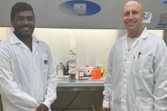 Giáo sư Ariel Munitz (phải) và đồng nghiệp. (Ảnh: TAU)