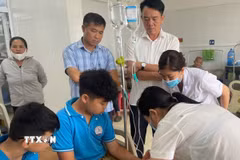 Các học sinh đang được điều trị tại Trung tâm y tế huyện Hòa An. (Ảnh: TTXVN phát)