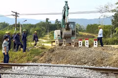 Các lực lượng chức năng liên ngành xoá bỏ những lối mở tự phát qua đường sắt tại xã Đồng Lê, tỉnh Quảng Trị. (Ảnh: Thanh Thủy/TTXVN)