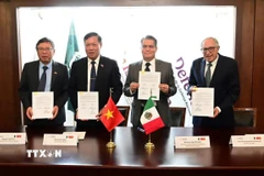 Thứ trưởng Đỗ Xuân Tuyên, Đại sứ VIệt Nam tại Mexico Nguyễn Văn Hải cùng lãnh đạo Bộ Y tế Mexico tại lễ ký kết Biên bản ghi nhớ (MoU) về hợp tác giữa Bộ y tế 2 nước. (Ảnh: Bộ Y tế Mexico)