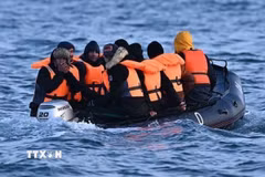 Người di cư vượt eo biển Manche để tới Anh. (Ảnh: Getty Images/ TTXVN)