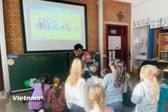 Các em học sinh Đức và Việt Nam thích thú với truyện cổ tích Thánh Gióng. (Ảnh: Phương Hoa/Vietnam+)