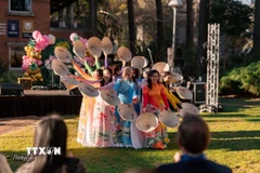 Tiết mục múa nón của Việt Nam được đánh giá là đặc sắc và đẹp mắt. (Ảnh: TTXVN phát)