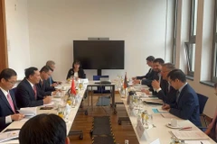 Thượng tướng Lê Văn Tuyến, Thứ trưởng Bộ Công an làm việc với Bộ Nội vụ Đức. (Ảnh: TTXVN phát)