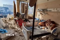 Bệnh viện Kamal Adwan ở phía Bắc Gaza bị tàn phá sau vụ pháo kích của Israel. (Ảnh: IRNA/TTXVN)