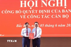 Ủy viên Trung ương Đảng, Bí thư Tỉnh ủy Bắc Kạn Hoàng Duy Chinh trao Quyết định của Ban Bí thư cho đồng chí Đinh Quang Tuyên. (Ảnh: Nguyễn Công Hải/TTXVN)