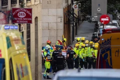 Cảnh sát Quốc gia và nhân viên cứu hộ tại hiện trường tòa nhà bị sập ở Madrid. (Nguồn: Europa Press/Getty Images)