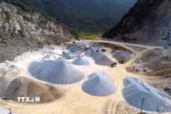 Hoạt động của 2 mỏ đá Minh Cầm và Đại Phúc Sông Gianh nằm cạnh nhau trên địa bàn xã Tuyên Bình (Quảng Trị) đang ảnh hưởng đến cuộc sống của người dân địa phương bởi bụi, ô nhiễm môi trường. (Ảnh: Tá Chuyên/TTXVN)