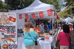 Gian hàng Việt Nam tại Hội chợ từ thiện ASEAN Plus Friends Bazaar, với nhiều sản phẩm thương hiệu quốc gia và ẩm thực truyền thống, thu hút sự quan tâm của đông đảo người dân sở tại và bạn bè quốc tế. (Ảnh: TTXVN phát)