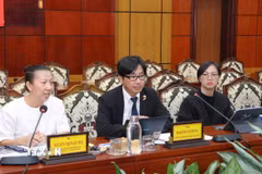 Ông Hagino Tatsuya - Giám đốc cấp cao khối phát triển dự án và xây dựng Tập đoàn AEON (giữa) - trao đổi một số đề xuất đầu tư tại Tây Ninh. (Ảnh: Thanh Tân/TTXVN)