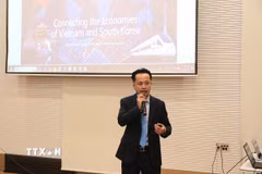 Tham tán Thương mại Việt Nam tại Hàn Quốc Phạm Khắc Tuyên phát biểu tại hội thảo. (Ảnh Khánh Vân/TTXVN)