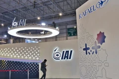 Một người đàn ông đi ngang qua gian hàng trống của Công nghiệp hàng không vũ trụ Israel tại Triển lãm hàng không Dubai ở Dubai, UAE ngày 13/11/2023. (Ảnh: AP)