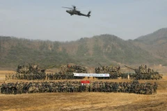 Binh sỹ Hàn Quốc và Mỹ chụp ảnh lưu niệm sau khi hoàn thành cuộc tập trận bắn đạn thật phối hợp binh chủng tại Khu phức hợp bắn đạn thật Rodriguez ở Pocheon, cách khu phi quân sự liên Triều khoảng 30km về phía Nam. (Ảnh: Yonhap)