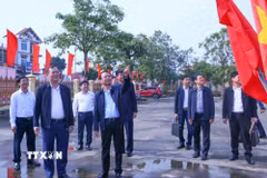 Bí thư Tỉnh ủy Ninh Bình Đặng Xuân Phong cùng đoàn công tác kiểm tra công tác tuyên truyền Đại hội đại biểu toàn quốc lần thứ XIV của Đảng tại xã Quỹ Nhất. (Ảnh: Công Luật/TTXVN)