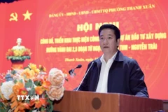 Bí thư Đảng ủy, Chủ tịch HĐND phường Thanh Xuân (Hà Nội) Nguyễn Huy Cường phát biểu tại Hội nghị đối thoại với các hộ dân có đất bị thu hồi để thực hiện Dự án đầu tư xây dựng đường Vành đai 2,5. (Ảnh: Minh Nghĩa/TTXVN)