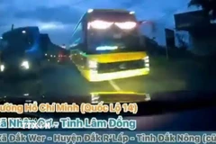 Hình ảnh tài xế xe khách vượt ẩu. (Ảnh: CTV/TTXVN)
