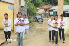 Học sinh Trường Phổ thông Dân tộc bán trú THCS Chiềng Sơ (xã Mường Luân) vui mừng khi được tặng sách giáo khoa mới. (Ảnh: TTXVN phát)