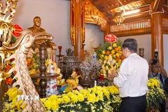 Chủ tịch Quốc hội Trần Thanh Mẫn dâng hương Chủ tịch Tôn Đức Thắng. (Ảnh: Doãn Tấn/TTXVN)