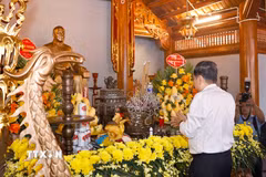 Chủ tịch Quốc hội Trần Thanh Mẫn dâng hương Chủ tịch Tôn Đức Thắng. (Ảnh: Doãn Tấn/TTXVN)