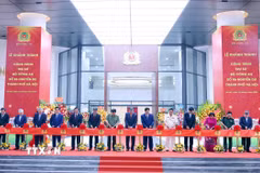 Tổng Bí thư Tô Lâm cùng các đại biểu thực hiện nghi thức cắt băng khánh thành Trụ sở Bộ Công an tại số 96 Nguyễn Du, thành phố Hà Nội. (Ảnh: Phạm Kiên/TTXVN)