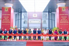 Tổng Bí thư Tô Lâm cùng các đại biểu thực hiện nghi thức cắt băng khánh thành Trụ sở Bộ Công an tại số 96 Nguyễn Du, thành phố Hà Nội. (Ảnh: Phạm Kiên/TTXVN)