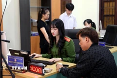 Công an tỉnh Quảng Bình giải quyết thủ tục cấp căn cước công dân tại Trung tâm phục vụ Hành chính công tỉnh Quảng Bình. (Ảnh: Tá Chuyên/TTXVN)