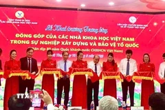 Các đại biểu cắt băng khai trương trưng bày. (Ảnh: Vũ Hà/TTXVN)