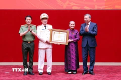 Tổng Bí thư Tô Lâm trao tặng Danh hiệu Anh hùng Lực lượng vũ trang nhân dân đối với cố Bộ trưởng Công an Lê Minh Hương. (Ảnh: Phạm Kiên/TTXVN)