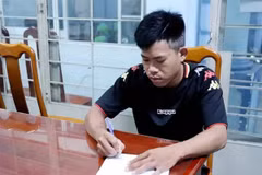 Đối tượng Lê Trần Trung Tín tại cơ quan điều tra. (Ảnh: Cơ quan Công an cung cấp)