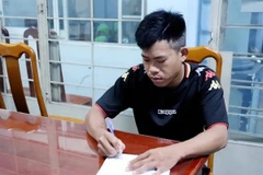Đối tượng Lê Trần Trung Tín tại cơ quan điều tra. (Ảnh: Cơ quan Công an cung cấp)