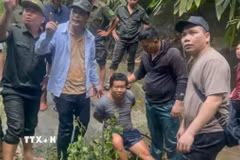 Nghi phạm Hù A San (sinh năm 1991, trú tại thôn Séo Tả 2, xã Hợp Thành, tỉnh Lào Cai) đã bị lực lượng chức năng bắt giữ khi y đang cố thủ trên thác nước trong rừng sâu. (Ảnh: TTXVN phát)