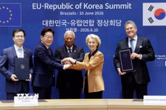 Trong khuôn khổ Hội nghị Thượng đỉnh Liên minh châu Âu (EU) - Hàn Quốc diễn ra tại Brussels (Bỉ) ngày 10/6/2026, EU và Hàn Quốc đã chính thức ký kết Hiệp định thương mại kỹ thuật số (DTA), đánh dấu bước phát triển mới trong quan hệ đối tác kinh tế giữa hai bên và khẳng định cam kết thúc đẩy thương mại mở, minh bạch, dựa trên luật lệ. Ảnh (từ trái sang): Bộ trưởng Thương mại Hàn Quốc Yeo Han-koo, Tổng thống Hàn Quốc Lee Jae Myung, Chủ tịch Hội đồng châu Âu Antonio Costa, Chủ tịch Ủy ban châu Âu Ursula von der Leyen và Ủy viên EU phụ trách thương mại và an ninh kinh tế Maros Sefcovic tại lễ ký. (Ảnh: Yonhap/TTXVN)