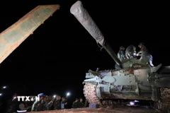 Các quan sát viên ASEAN giám sát hoạt động rút khí tài quân sự, vũ khí hạng nặng của Quân đội Campuchia khỏi khu vực biên giới tranh chấp. (Ảnh: AKP/TTXVN phát)