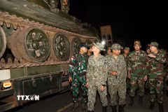 Các quan sát viên ASEAN giám sát hoạt động rút khí tài quân sự, vũ khí hạng nặng của Quân đội Campuchia khỏi khu vực biên giới tranh chấp. (Ảnh: AKP/TTXVN phát)