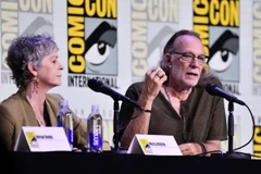 Nữ diễn viên Melissa McBride (vai Carol Peletier) và đạo diễn Greg Nicotero tham dự một buổi hội thảo về "The Walking Dead: Daryl Dixon" tại San Diego ngày 25/7. (Nguồn: AP)