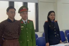 Đối tượng Nguyễn Văn Thiên (ngoài cùng bên trái) lúc bị bắt. (Ảnh: Công an cung cấp)