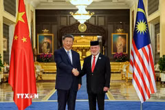Quốc vương Malaysia Ibrahim (phải) và Chủ tịch Trung Quốc Tập Cận Bình trong lễ đón cấp nhà nước được tổ chức tại Hoàng cung sáng ngày 16/4. (Ảnh: TTXVN phát)